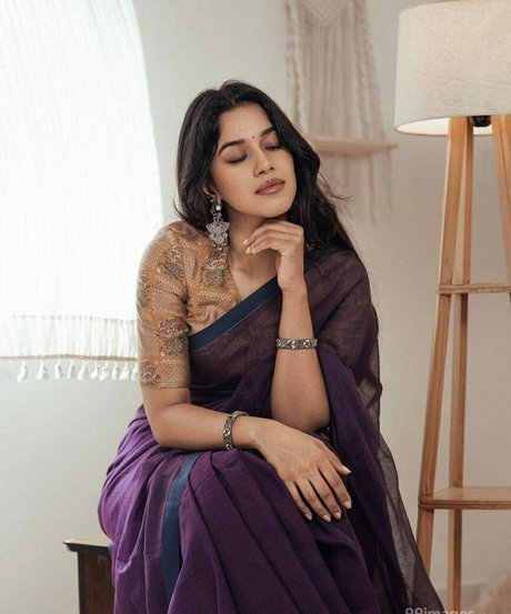 Mirnalini Ravi ポルノスター トップ 画像