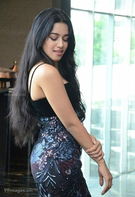 Mirnalini Ravi ホットなモデル 写真