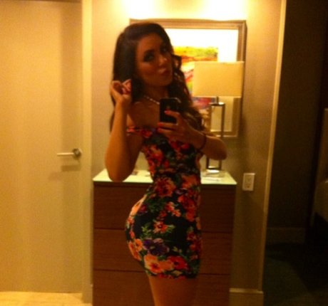 Uldouz Wallace ヌードのポルノスター 写真