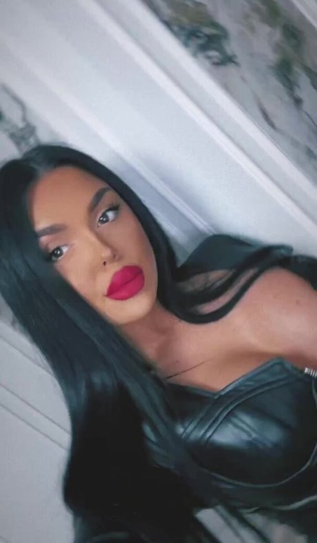 巨大な天然おっぱいオンリーファンズ セクシーヌード 画像