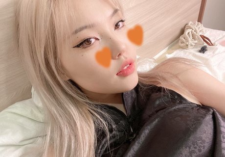 太った赤毛のOnlyFans アート裸 写真