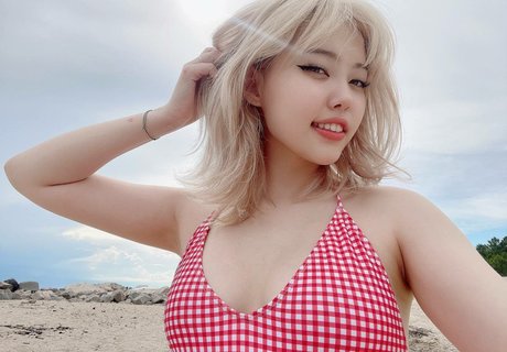 レズビアン ストラップオン オンリーファンズ 美しいヌード 写真