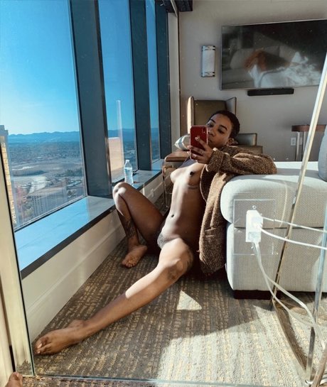 Darling Nicky 裸のスター 写真