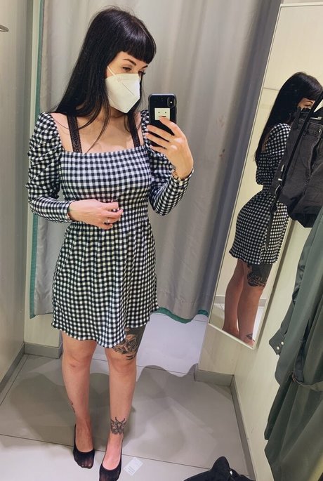 ミニドレス OnlyFans ヌード 画像