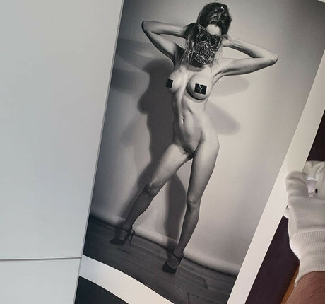 Elle Brittain アート女優 写真