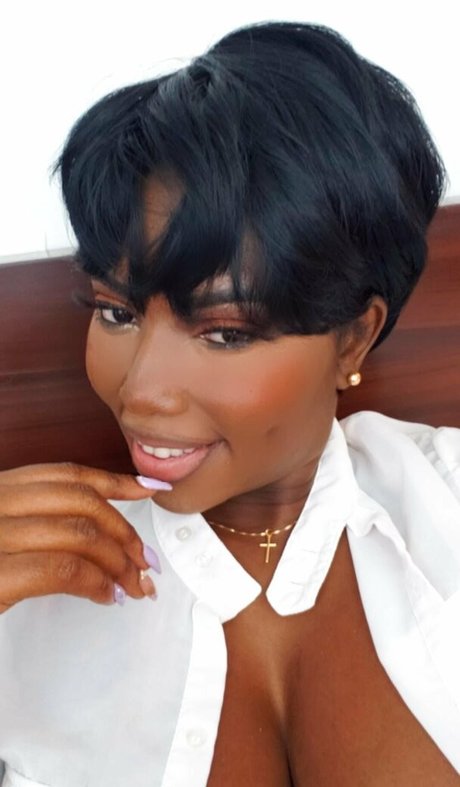 曲線美の女の子オンリーファンズ ホットポルノ 画像