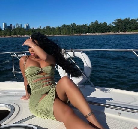 ohsoyoulily ポルノモデル 写真