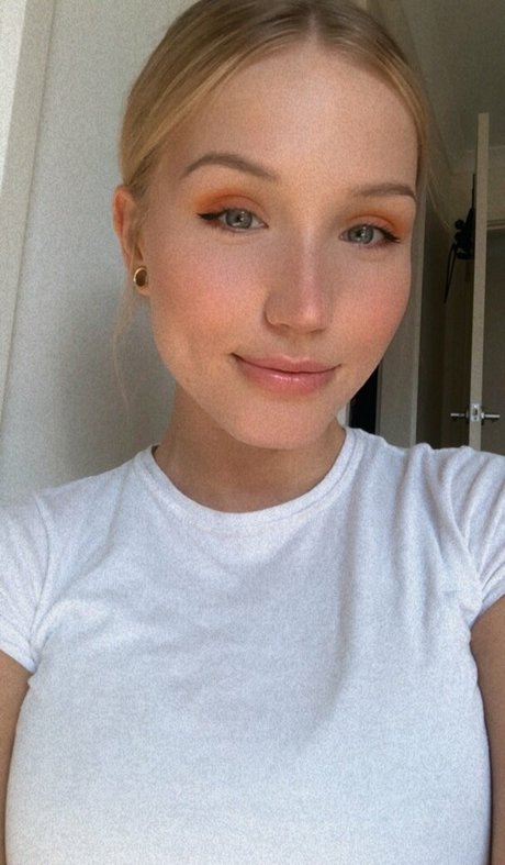 QAEKZ ポルノスター ヌード 画像