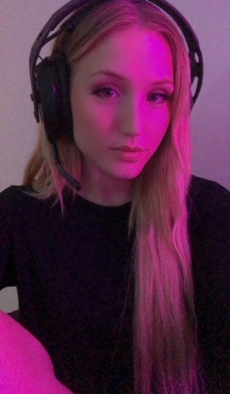 QAEKZ スター ヌード 写真