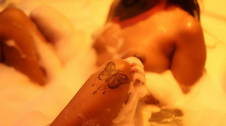 ブルネットのPOV OnlyFans 美しいヌード 画像