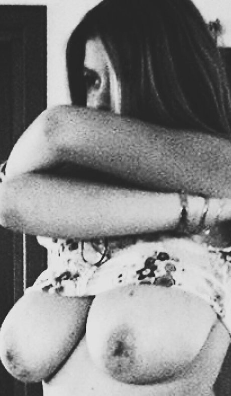 かわいいティーンのオンリーファンズ ヌード 写真