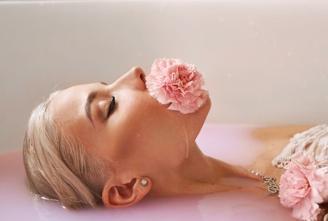 katti colour スター 裸 写真