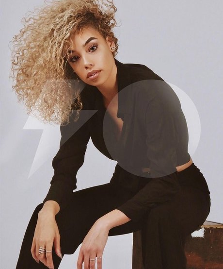 ダーティトークオンリーファンズ アートヌード 写真