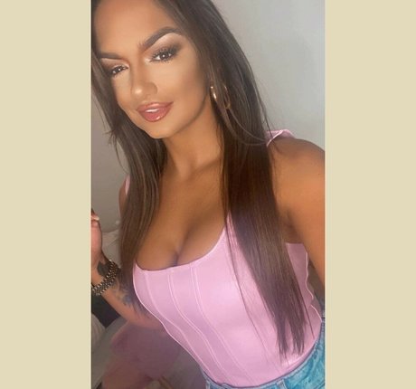 巨乳 パイズリ OnlyFans 美しい 画像