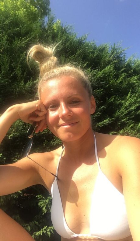 Julia Simic アダルトモデル 画像