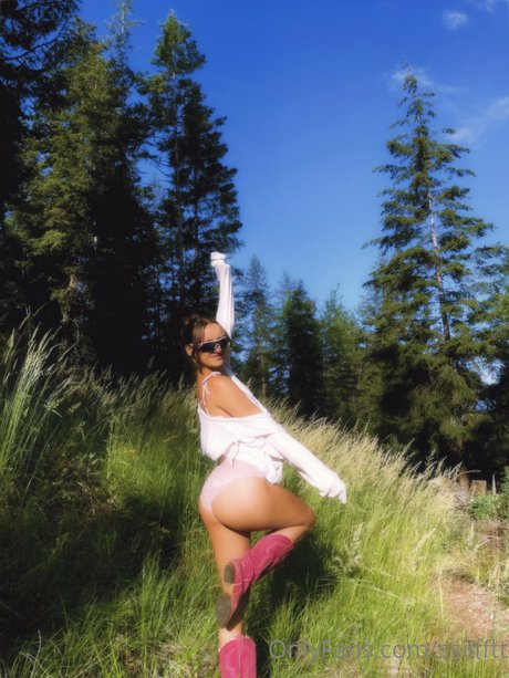 背が高くて巨乳のOnlyFans ポルノ 画像