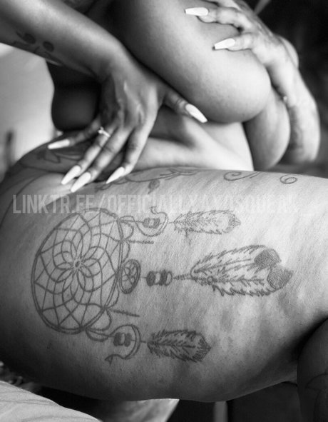 AyoSqueak ポルノスター ヌード 写真