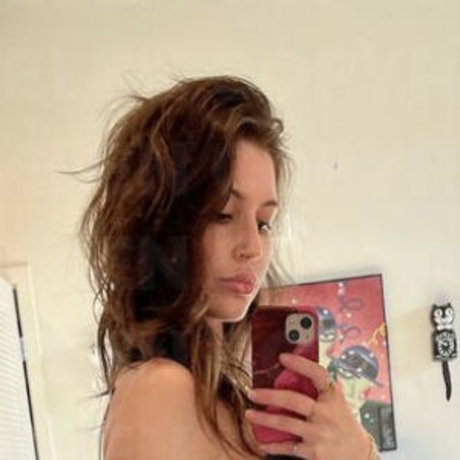 Helenfromtwitter 裸のモデル 写真