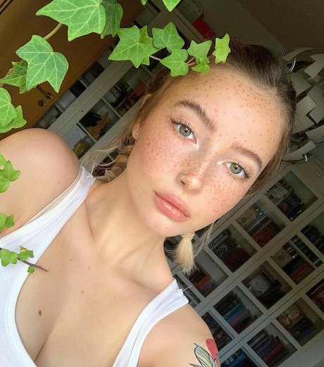 小さなオンリーファンズ セクシーヌード 写真