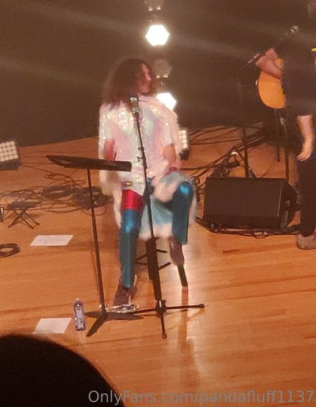 巨乳で曲線美のOnlyFans ホットxxx 写真