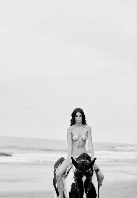 ブッシュ・オンリーファンズ 美しい裸 写真