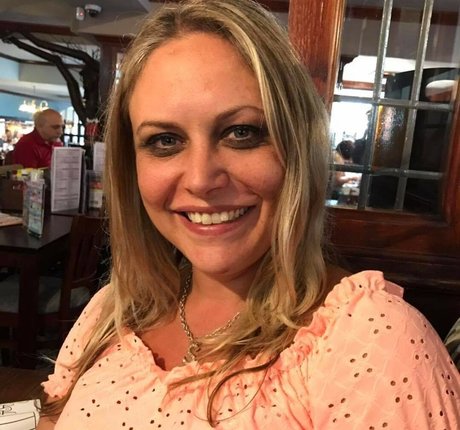 ブルネットの猫OnlyFans ホット裸 画像