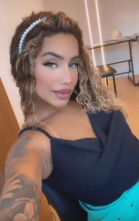 フィットネスインフルエンサーオンリーファンズ 美しいヌード 写真