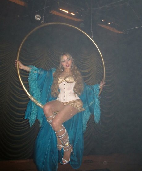 背が高くて巨乳のOnlyFans 美しい裸 写真