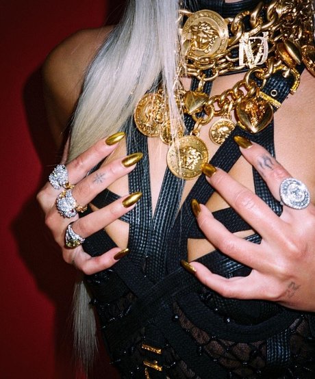 ピアス乳首オンリーファンズ アートポルノ ギャラリー