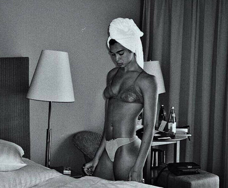 背が高くて巨乳のOnlyFans アートポルノ 写真