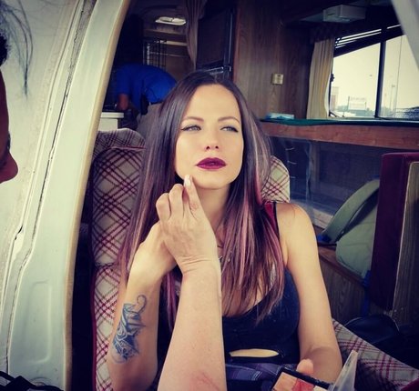 Tammin Sursok ヌードモデル 写真