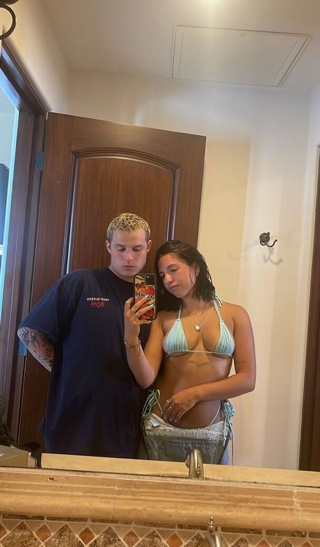 オイルを塗った巨乳OnlyFans ポルノ 写真