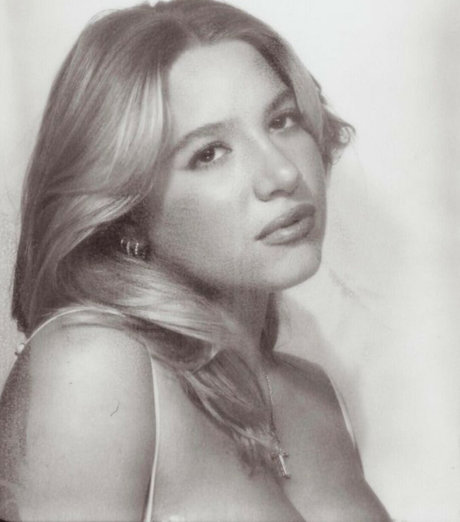 Mackenzie Ziegler エロティック女優 画像