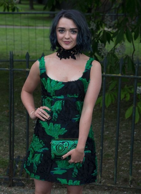 Maisie Williams エロティックなモデル ギャラリー