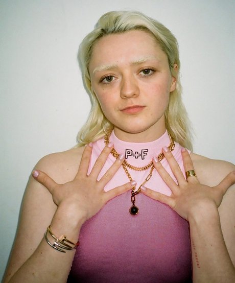 Maisie Williams ポルノ女優 画像