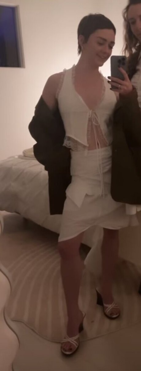 Maisie Williams アートスター ギャラリー