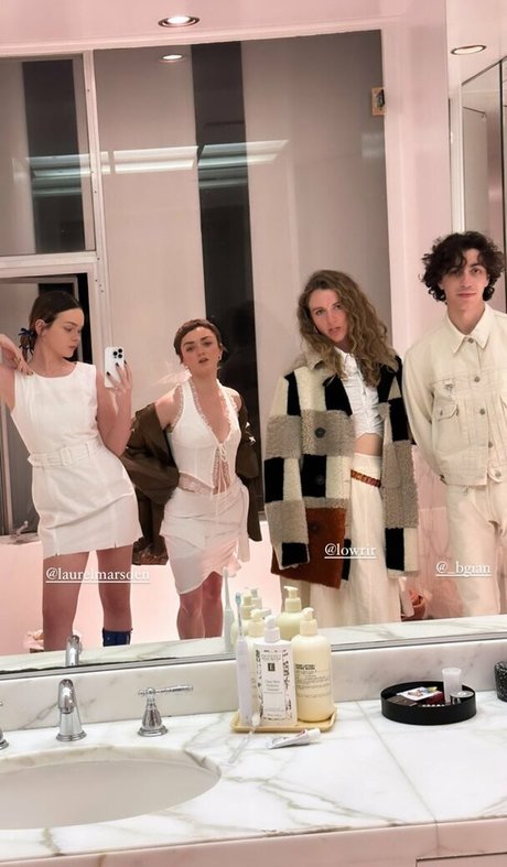 Maisie Williams ヌードモデル 写真