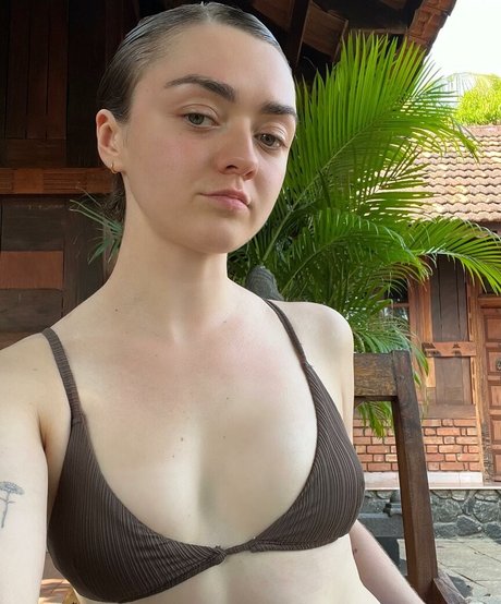 Maisie Williams 高品質のポルノスター 写真