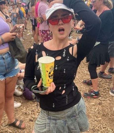 Maisie Williams ポルノスター 美しい 写真