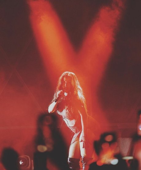 アジアン・エボニー・オンリーファンズ ヌード 画像