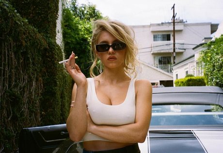 ブルネットの猫OnlyFans ホットヌード 写真