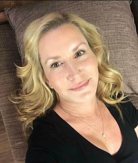 Angela Kinsey ヌードのポルノスター ギャラリー