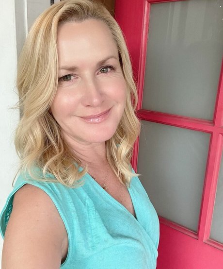 Angela Kinsey 素敵なモデル 写真