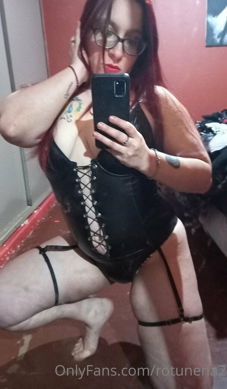 ティーン足コキOnlyFans アートヌード 写真