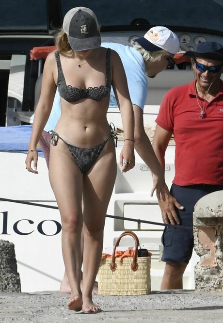 ピアス乳首オンリーファンズ 美しいポルノ 写真