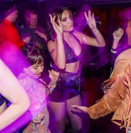 巨大なペニスオンリーファンズ セックス 画像