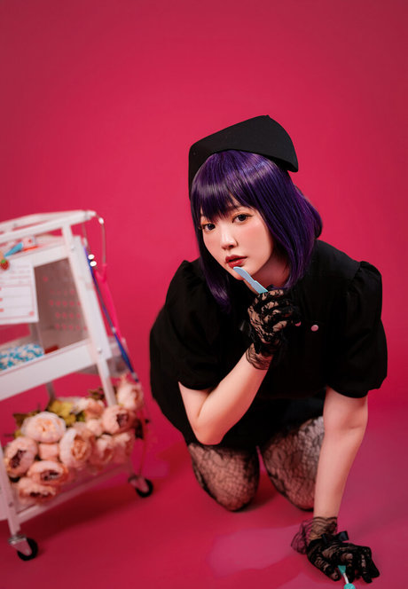 Ying Tze 裸のスター 画像