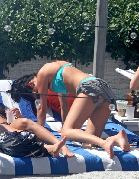 アジア人のティーンの足 オンリーファンズ 素敵 ギャラリー