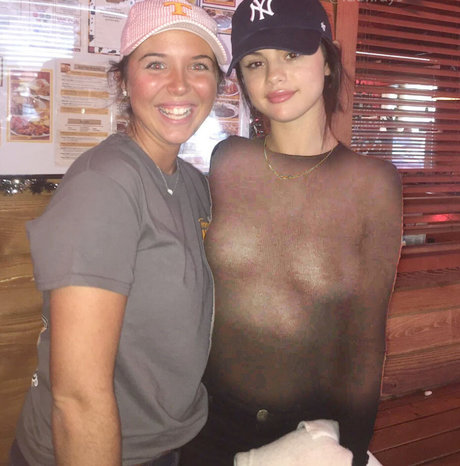 赤毛の熟女オンリーファンズ セクシー裸 写真