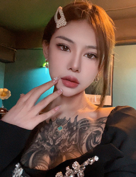 ブルネットの猫OnlyFans ホットセックス 写真